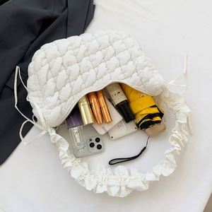 กระเป๋าสะพายข้างแบบควิลท์ขนาดใหญ่สำหรับขายส่ง กระเป๋าถือทรงคลาวด์จีบเก๋ไก๋พร้อมซิป รับสกรีนโลโก้ - Product Image 4