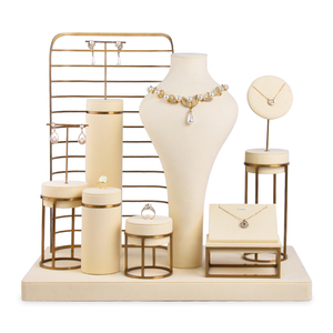 Espositore per Gioielli in Microfibra Beige CHEN LU con Finitura in Metallo Spazzolato Oro Espositore per Gioielli da Vetrina - Product Image 4