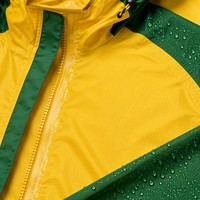 Maßgefertigte Winter-Sportjacke Brasilien Regenjacke Gelb-Grün Wasserdicht 30D Nylon 3000mm Packbar Vorderseitig Bedruckt Fußball-Fan Outdoor