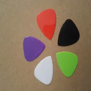 8230118 grosir Pick gitar ketebalan berbeda warna yang berbeda desain kustom Pick gitar orang