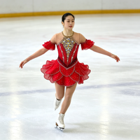 Robe de patinage artistique rouge à épaules dénudées et manches à volants, costume en maille orné de strass pour enfants et adultes, pour compétition et spectacle sur glace