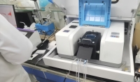 Spectromètre FTIR (Fourier Transform Infrared) de laboratoire Ancourage Research Grade avec détecteur DLATGS, résolution 0,4 cm-1, 350-8000