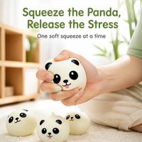 Lot de 4 jouets squishy Panda, blanc crème et noir, avec visages mignons et langue sortie, avec boucle de suspension