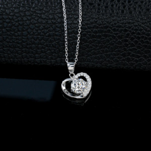 Collier romantique en forme de cœur avec halo de diamants de laboratoire, pendentif solitaire à taille ronde avec accents pavés en argent 925 - Product Image 3