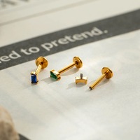 Anting-anting titanium ASTM F136 G23 berulir dalam, bentuk persegi, dengan CZ flat back, untuk tindik labret, helix, tragus, daith, dan lobe.
