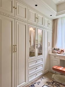 Armadio a Muro Intagliato su Misura Color Crema con Illuminazione LED - Cabina Armadio di Lusso per Camera da Letto - Product Image 4