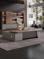 Bureau de direction luxueux et haut de gamme ; chaises de bureau simples et modernes pour un directeur ; grand bureau de direction
