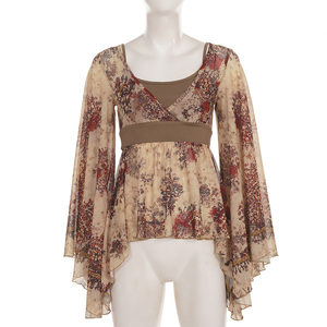 Camiseta estilo Y2K con estampado en contraste, cintura ajustada, mangas acampanadas y efecto de capas de gasa sintética, estilo vintage europeo. - Product Image 6