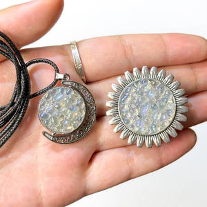 Großhandel Edelsteinschmuck Geschenk Heilkristall Handwerk Spirituelles Produkt <span class=keywords><strong>Aura</strong></span> Quarz Splitter Mond Anhänger Sonnen Brosche für Energie - Product Image 6