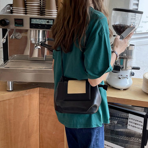 Sac en paille plissé fait main blanc avec bandoulière réglable, petit sac à bandoulière pour femme - Product Image 3