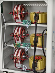 SVC Trifásico de 100 kVA, Modelo TNS, Salida de Cobre, 380 V, 50 Hz/60 Hz, Pantalla LCD - Product Image 3