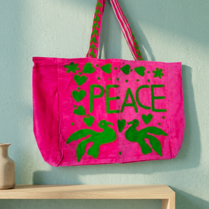 กระเป๋าโท้ทกำมะหยี่สีชมพูสั่งทำขายส่ง พร้อมลายปักตัวอักษร PEACE สีเขียวเข้ม รูปนกพิราบ หัวใจ และลายดอกไม้ - Product Image 6