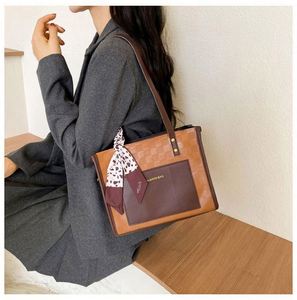I-0536 Sac fourre-tout grande capacité pour femme, en cuir PU avec fermeture éclair, bandoulière unique, doublure polyester, tendance quotidienne, vente chaude en gros usine - Product Image 6