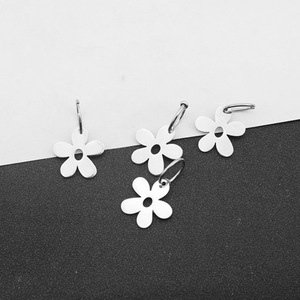 Pendientes de Plata con Diseño Personalizado de Flor Pequeña, Pendientes Colgantes de Acero Inoxidable para Mujer, Joyería de Moda al por Mayor - Product Image 2