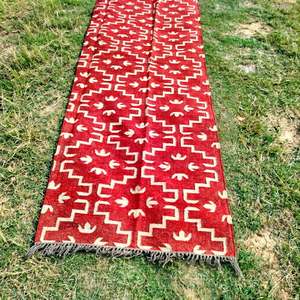 Tapis Kilim Géométrique Fait Main Rectangulaire Rouge en Laine Écologique, Tufté à la Main, avec Dos en Latex, Poil Moyen, pour Salon et Maison, Facile à Nettoyer - Product Image 1