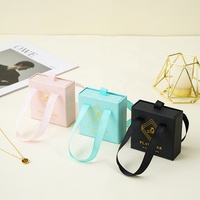 Boîte à bijoux en papier rigide de luxe avec logo personnalisé A1, poignée en ruban exquis, emballage pour collier, bague, boîte cadeau de marque en gros