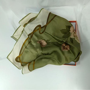 Nuova Sciarpa di Lusso in Pura Seta di Gelso 100% con Design Esclusivo, Stampa Personalizzata, Protezione Solare, Sciarpa in Seta Stampata per <span class=keywords><strong>Donna</strong></span>, Crepe Liscio - Product Image 2