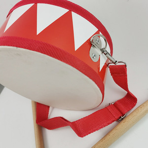 Tambor de mano para niños de 4 a 6 años, instrumento musical portátil con correa, diseño rojo y blanco - Product Image 1