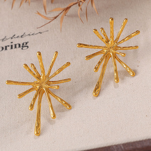 ต่างหูแบบติดหู รูปดาว ชุบทอง 18K สแตนเลสสตีล ดีไซน์ไม่สมมาตร เครื่องประดับแฟชั่น - Product Image 2