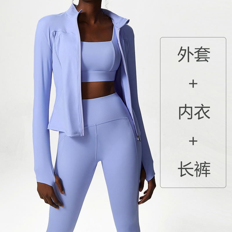 Ensemble trois pièces bleu acier : manteau C134, soutien-gorge C135, pantalon C136.