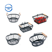 Panier de rangement en fil métallique noir artisanal avec poignées en bois, organisateur multifonctionnel pour fruits et légumes, pour la maison et la cuisine