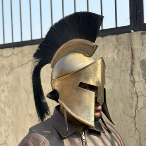 Casque Spartan en laiton finition antique avec plume, casque d'armure portatif de guerrier grec pour reconstitution historique et cosplay - Product Image 1