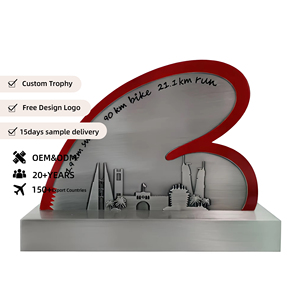 Trophée personnalisé <span class=keywords><strong>de</strong></span> triathlon Bahreïn en métal, motif skyline urbain avec accent rouge, pour événements sportifs au Moyen-Orient - Product Image 1