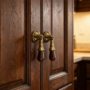 Poignée pendentif à trou unique en bronze français pour armoire, commode, tiroir, style moderne, en noyer vieilli, petite poignée minimaliste pour cuisine - Product Image 3