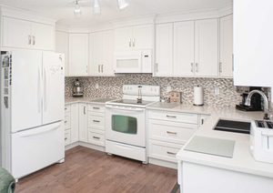 Meubles de cuisine sur mesure CANA à prix de gros : unités murales avec base et moulures en laiton blanc et îlot en granit - Product Image 3