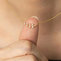 Collier délicat en argent 925 plaqué or 18 carats avec pendentif branche de feuille et zircon cubique