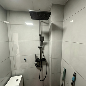 Ensemble de douche mural gris anthracite économique, avec robinet mitigeur bain-douche à jet pluie et commandes à touches piano, système complet - Product Image 1
