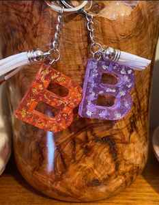 Llavero de resina hecho a mano con detalles artísticos elegantes, accesorio ligero y resistente, perfecto para llaves y mochilas. - Product Image 3