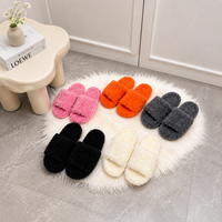 Vente en gros de claquettes pour femmes en fausse fourrure moelleuse, à bout ouvert, chaudes, brodées, à enfiler, pour l'intérieur et la maison, pour l'été et l'automne