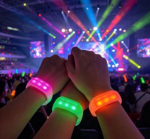 Pulsera de Silicona con Control Remoto de 433MHz, 4 LED, 15 Colores Ajustables, Estilo Romántico, para Conciertos, con Logotipo Personalizado para Fiestas - Product Image 6
