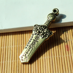Colgante Retro de Espada de Latón, Amuleto de Aleación de Cobre, Regalo Temático, Llavero Unisex, Accesorio Decorativo de Joyería de Moda - Product Image 1