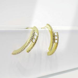 Pendientes de plata de ley 925 con doble C, chapados en oro de 18k, con circonita, estilo hip hop, asimétricos y geométricos. - Product Image 1