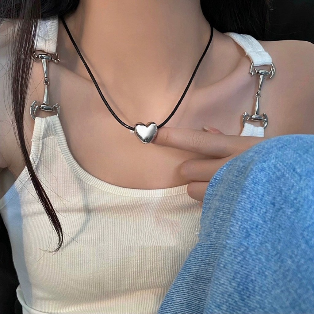 Cordón de cuero con corazón pequeño plateado.