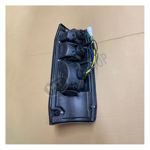 Luces traseras y luces de freno originales para los modelos Toyota Land Cruiser LC76 y FJ76 de 2007-2023. - Product Image 2