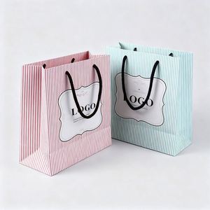 Sacs en papier personnalisés pour boutique de vente au détail de cosmétiques avec logo personnalisé - Product Image 2
