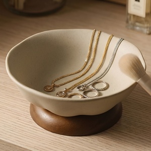 Bol sur piétement en céramique mate à bord ondulé avec base en <span class=keywords><strong>bois</strong></span> naturel, idéal pour servir des snacks, des fruits, des noix, des desserts, comme centre de table pour salon et cuisine - Product Image 6