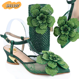 סט נעליים ותיקים לנשים בצבע יין, עקבים מחודדים עם עקבים עבים ותיק כתף מרובע עם עיטור פרחים - Product Image 5