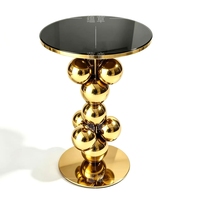 Table de cocktail moderne en verre noir avec structure en acier inoxydable doré pour mobilier d'événements hôteliers, approvisionnement en gros