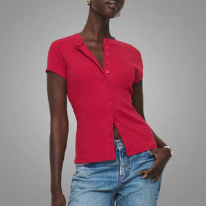Top de punto de algodón orgánico con ajuste personalizado y botones delgados para mujer, blusa lisa de manga corta con cuello redondo, camiseta roja rosa de alta calidad - Product Image 2