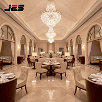 Ensemble table et chaises de restaurant J2S : Solutions d'ameublement modernes pour hôtels, sièges en cuir capitonnés, plateau de table rond en bois