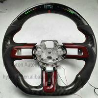 Volant en cuir perforé à LED de qualité supérieure pour Ford Mustang Sports Design Volant de voiture en fibre de carbone à coutures rouges