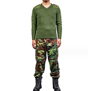DFV1106 Pull-over tactique d'entraînement pour hommes vert olive, col en V, avec écussons – Maillot de sport vert - Product Image 3