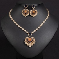 Set Kalung Kuningan Klasik Berlapis Emas dengan Zirkon Motif Bunga untuk Pernikahan, Pertunangan, Ulang Tahun, dan Pesta - Hadiah