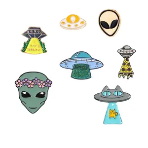 QIHE ювелирные изделия Инопланетные эмалированные булавки коллекционные космические нагрудные булавки зеленые значки инопланетян броши для вундеркиндов
