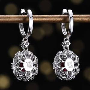 Pendientes Colgantes de Oro de 18K con Rubí Natural de 0.83ct, Adornados con 58 Diamantes y 26 Zafiros Blancos para Banquete de Boda - Product Image 4