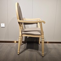 Fauteuil à dossier ovale en aluminium à grain de bois clair avec siège rembourré en tissu gris